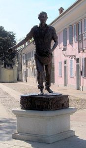 Monumento al Seminatore nell'omonima piazza